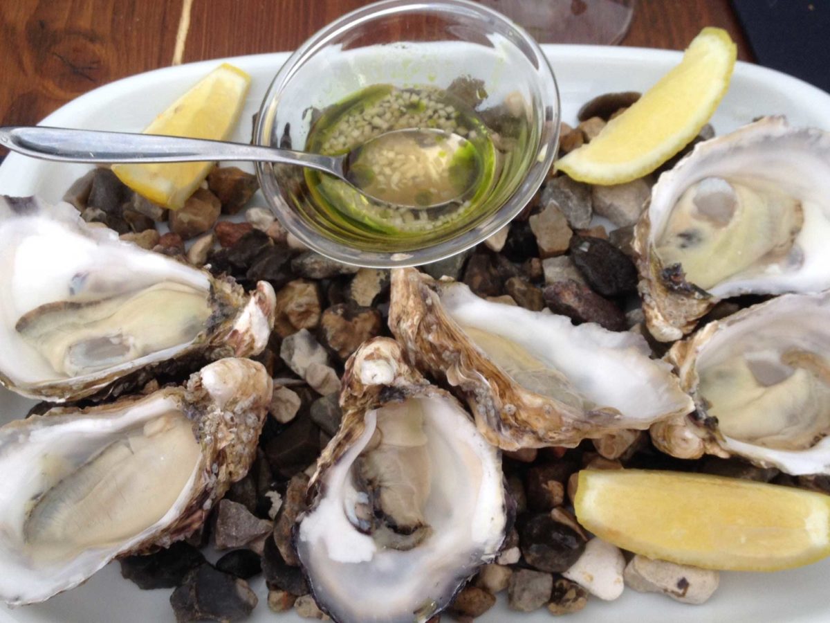 Frisch geöffnete Austern mit Zitrone und Vinaigrette