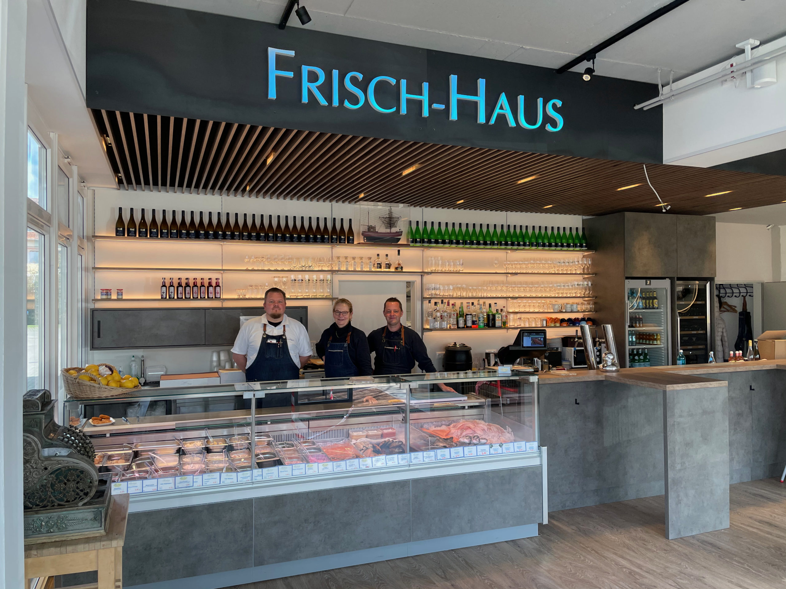 Modernes Bistro-Interieur des FRISCH-HAUS mit Frischetheke in Hannover-Kirchrode