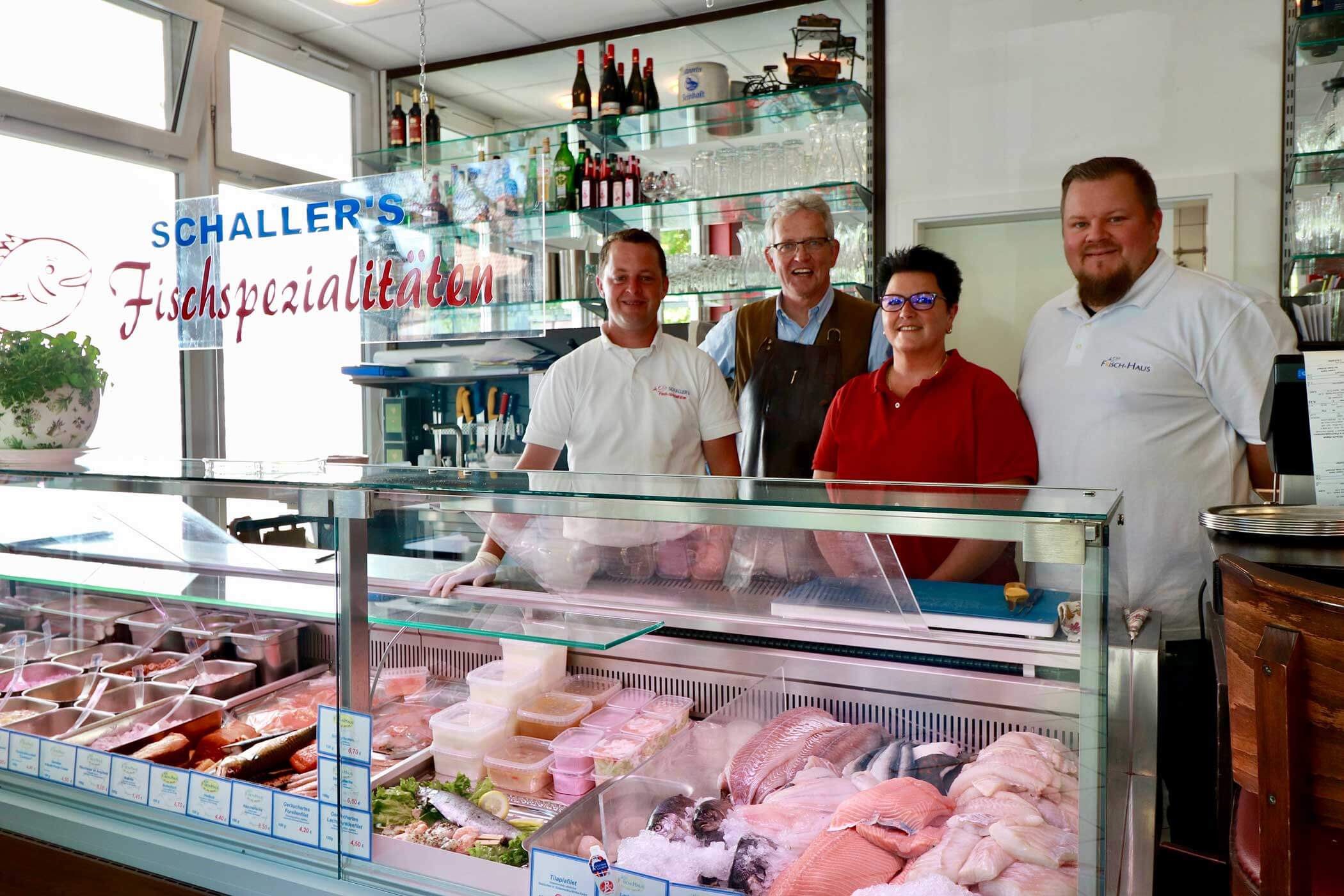 Das Team des FRISCH-HAUS hinter der gut gefüllten Frischetheke